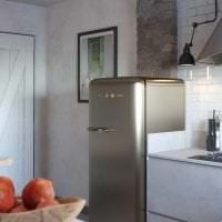 μικρό ψυγείο στο ντεκόρ της κουζίνας σε μπεζ έγχρωμη φωτογραφία