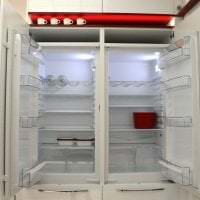 velká lednička v interiéru kuchyně ve světlém barevném obrázku