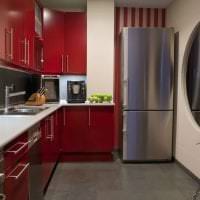 malá lednička v designu kuchyně na vícebarevné fotografii