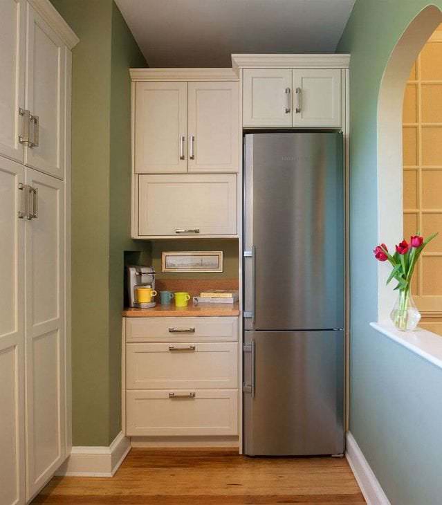 velká lednice v interiéru kuchyně v bílé barvě