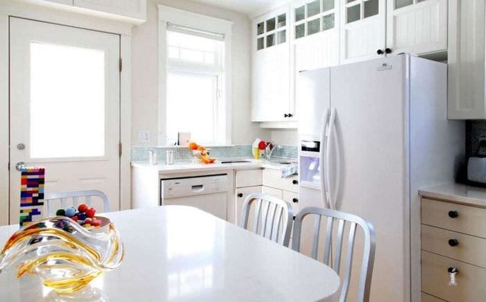 μικρό ψυγείο στην πρόσοψη της κουζίνας σε ατσάλινο χρώμα