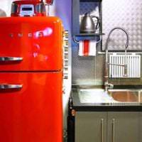 μικρό ψυγείο στο εσωτερικό της κουζίνας σε πολύχρωμη έγχρωμη εικόνα