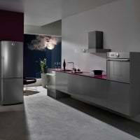 malá lednička v interiéru kuchyně v ocelovém barevném obrázku