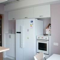 velká lednice v kuchyňském provedení v béžové barevné fotografii