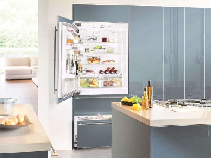 μεγάλο ψυγείο σε στυλ κουζίνας σε ανοιχτό χρώμα