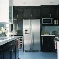 μικρό ψυγείο στην πρόσοψη της κουζίνας σε γκρι χρώμα