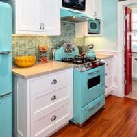 malá lednička ve stylu kuchyně na jasné barevné fotografii
