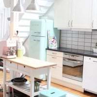 velká lednička v interiéru kuchyně v zářivě barevné fotografii