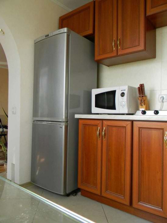 velká lednice v kuchyňském provedení v černé barvě