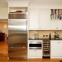 μικρό ψυγείο σε διακόσμηση κουζίνας σε γκρι έγχρωμη εικόνα