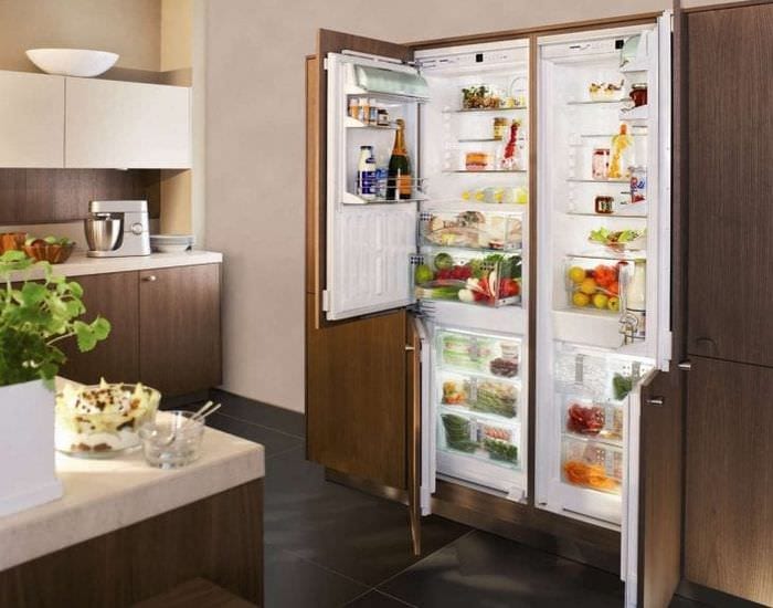 μικρό ψυγείο στην πρόσοψη της κουζίνας σε γκρι χρώμα