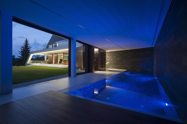 træ-udenfor-inden-hvid-kombinere-indendørs-pool-indirekte-belysning-terrassedøre
