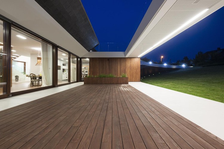træ-udenfor-inde-hvid-kombinere-terrasse-træ-planker-åbne-loft-belysning