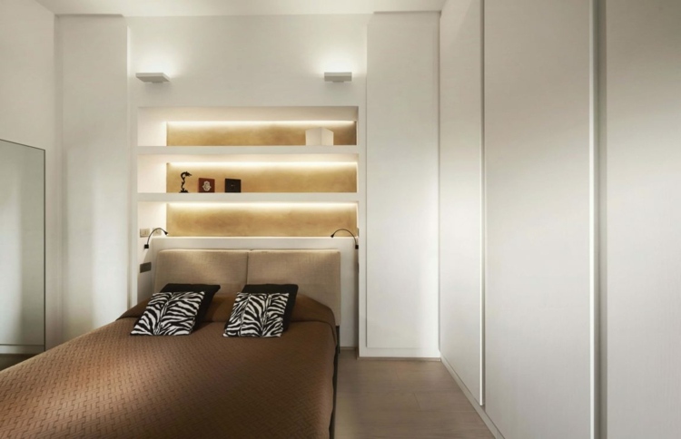 træ-parket-indirekte-belysning-soveværelse-hylde-beige-sengetæppe