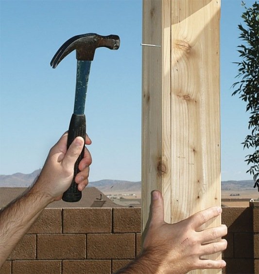 Pergola bygge træ søjle søm hammer værktøj