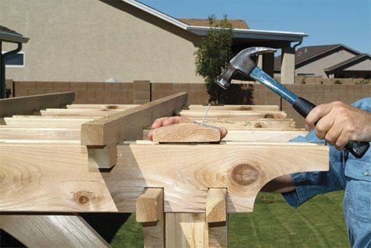 Byg selv en træpergola, der gør brug af hammerværktøjer