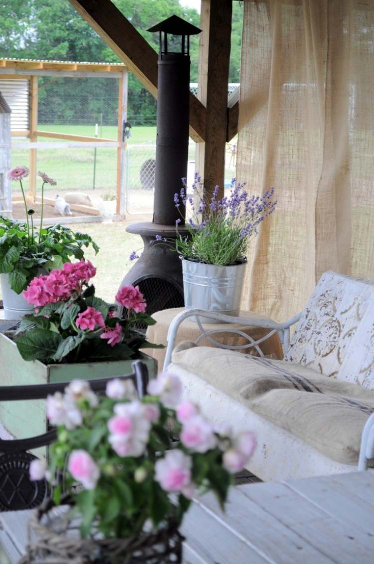 træ-pergola-gardiner-pejs-blomst-sofa-metal-hvid-lavendel-træbjælker-vintage