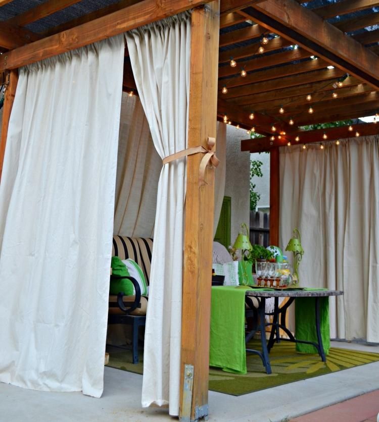 træ-pergola-gardiner-privatliv-havemøbler-jern-plakat-loft-grøn-fe lys-dekoration