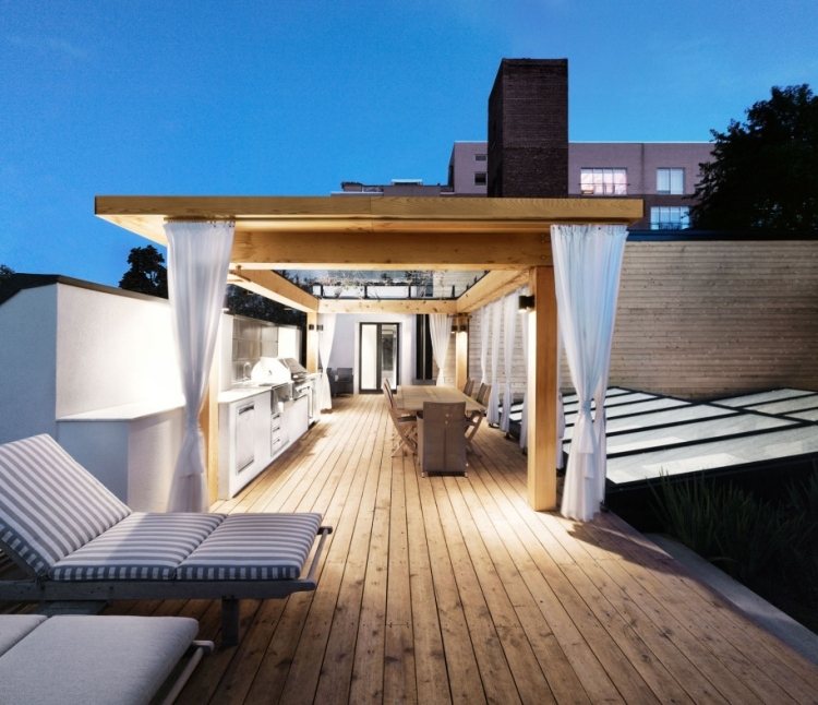 Træpergola-gardiner-moderne tagterrasse-gulvbrædder-udendørs-køkken-spisestue-sofaer