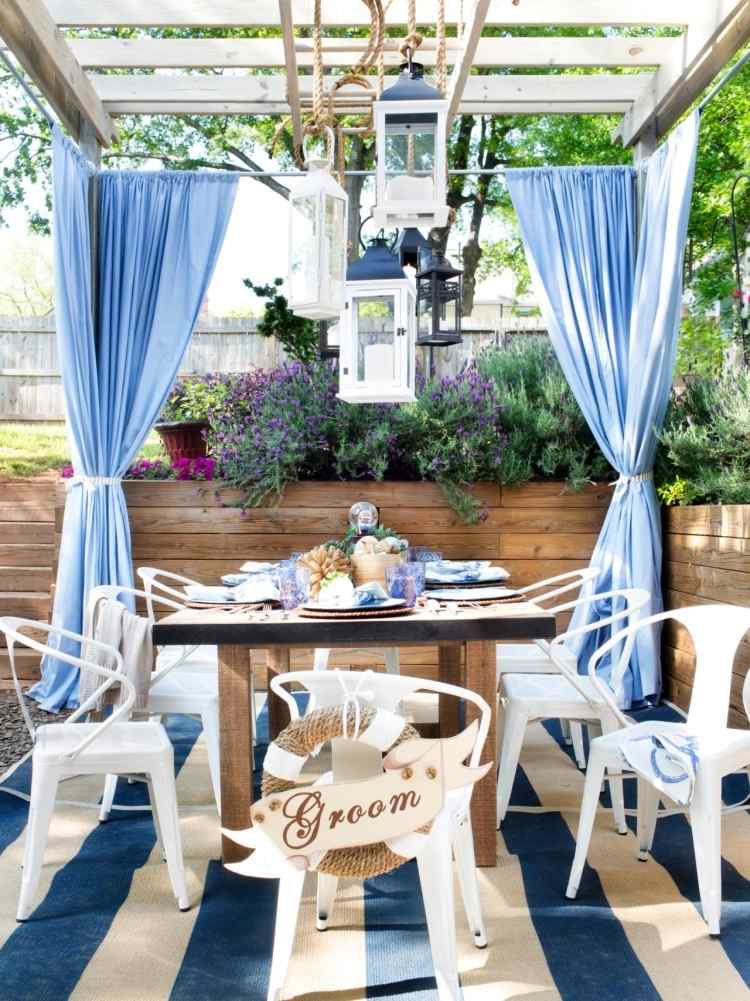 Træpergola-gardiner-maritim-hvid-blå-jute rebstole-hvid-metal-bord-massivt træ-dekoration