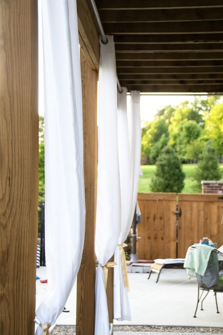 Træpergola - gardiner - hvid - trækonstruktion - havemøbler - hegn - privatlivsskærm - have - grus