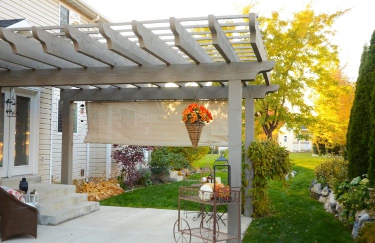 træ-pergola-gardiner-have-græsplæne-cypress-planter-stof-schalosia