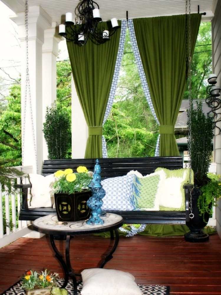 træ-pergola-gardiner-grøn-bænk-sving-terrasse-bord-blomster-dekoration