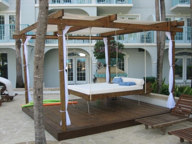 træ-pergola-gardiner-hængende-seng-daybed-træ-konstruktion-lounge-uralub