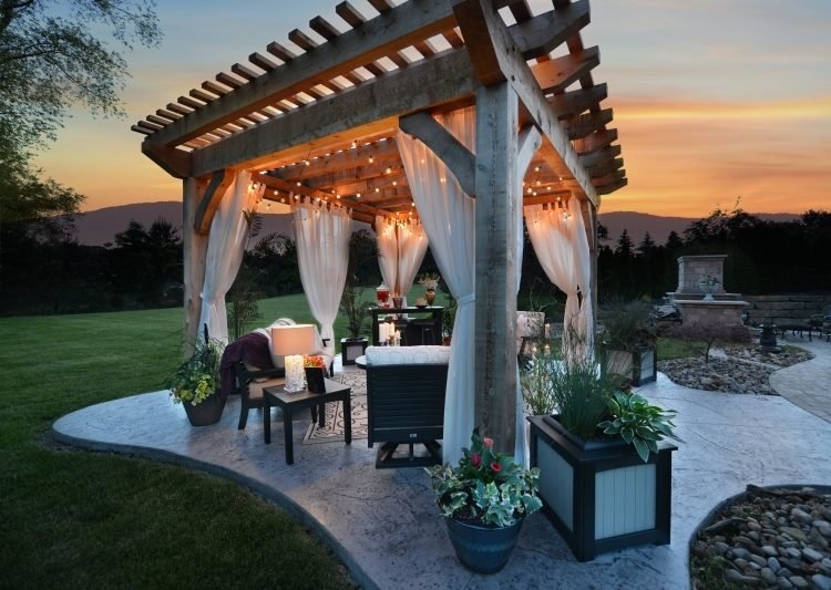 Træpergola -gardiner-aften-solnedgang-romantisk-fe lys-havemøbler-polstring-hvid
