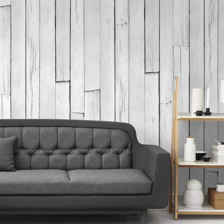 tapet-træ-træ-look-hvid-minimalistisk-sofa-grå-polstret hylde