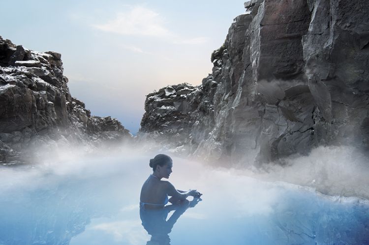 hotel med termalbad i Island uddøde vulkaner blå lagune velvære design luksus natur damp geotermisk helbredende vand hotel gæst