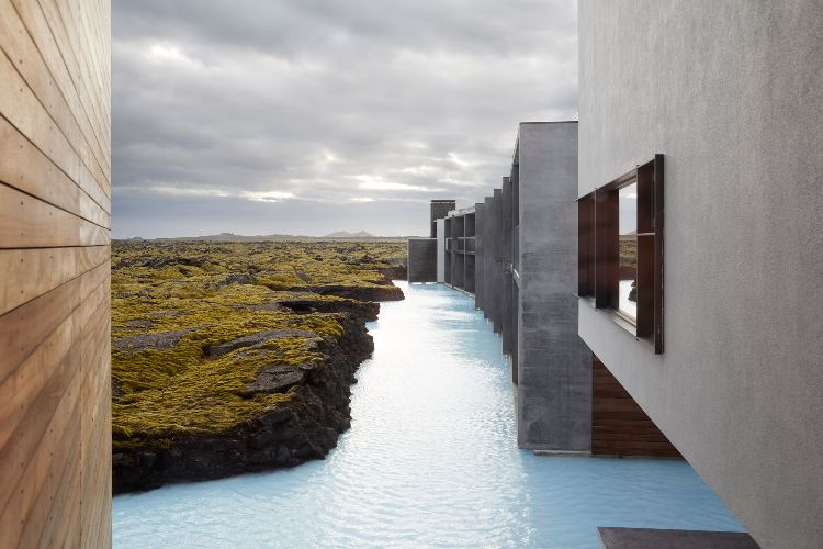 hotel med termalbad i Island uddøde vulkaner blå lagune velvære design luksus natur mos lava hotel suiter facade udsigt