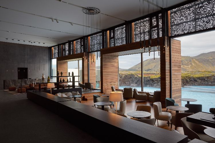 hotel med termalbad i Island uddøde vulkaner blå lagune velvære design luksus natur reception borde