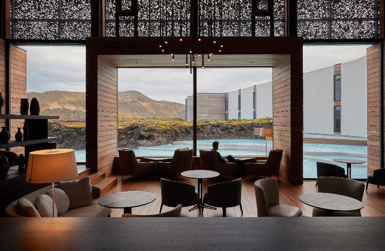 hotel med termalbad i Island uddøde vulkaner blå lagune velvære design luksus natur modtagelsesområde træpaneler