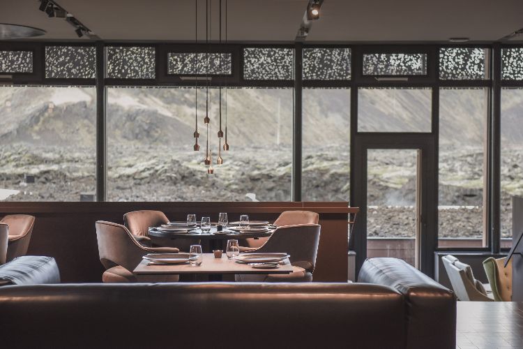 hotel med termalbad i Island uddøde vulkaner blå lagune velvære design luksus natur reception område udsigt arkitektur landskab