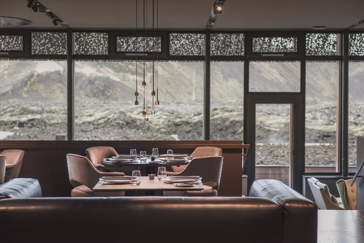 hotel med termalbad i Island uddøde vulkaner blå lagune velvære design luksus natur reception område udsigt arkitektur landskab