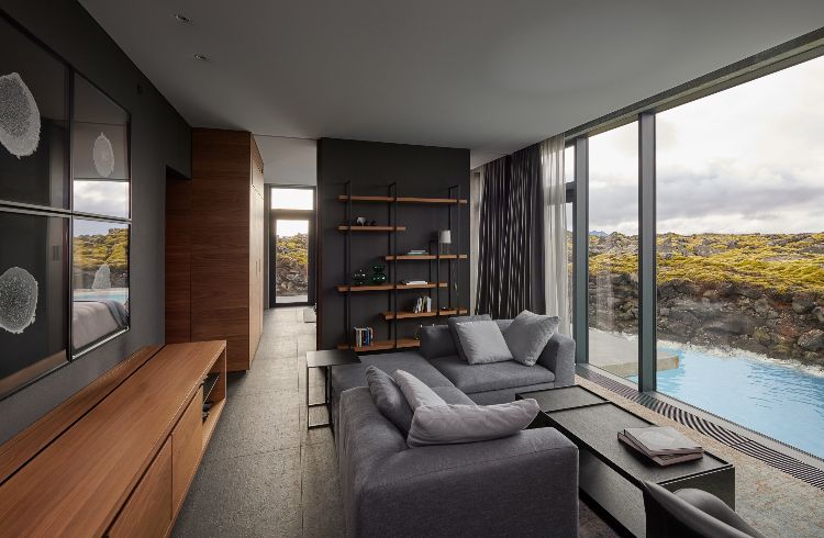 hotel med termalbad i Island uddøde vulkaner blå lagune velvære design luksus natur hotelværelse vindue dør design møbler udsigt