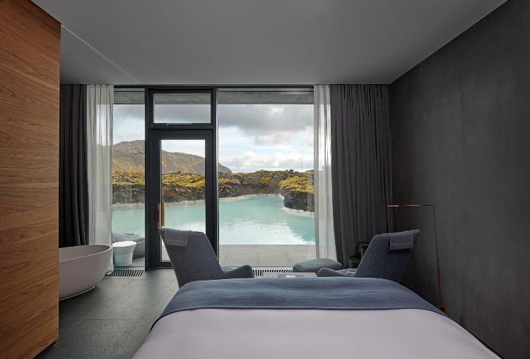 hotel med termalbad i Island uddøde vulkaner blå lagune velvære design luksus natur hotelværelse vindue dør design møbler