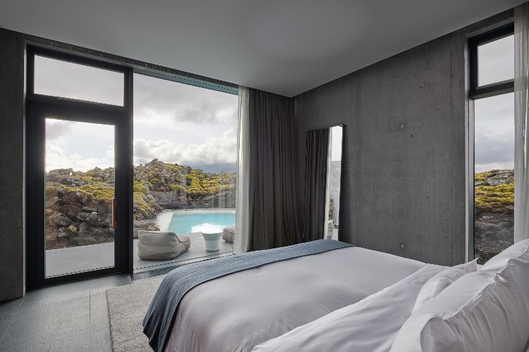 hotel med termalbad i Island uddøde vulkaner blå lagune velvære design luksus natur suite vinduesdør design møbler balkon