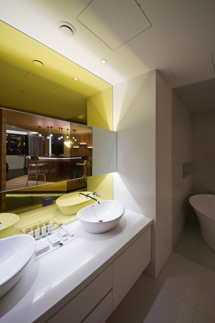 hotelværelse design indirekte belysning badeværelse hvid gul konsol spejl