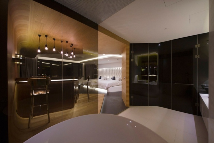 hotelværelse design indirekte belysning badeværelse glas væg tonet moderne