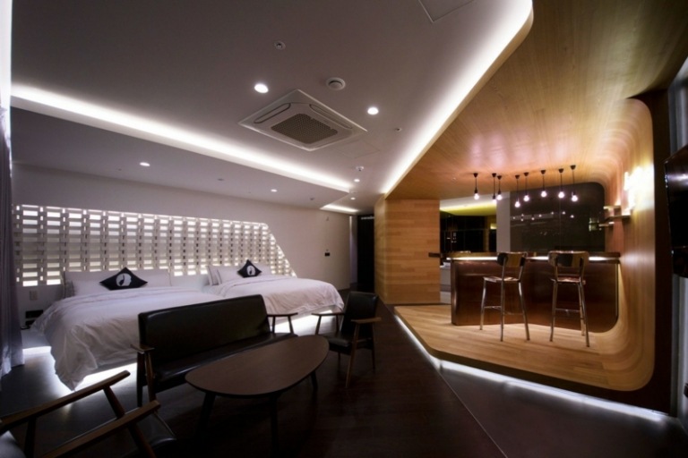 hotelværelse design med indirekte belysning soveområde bar træ tæller