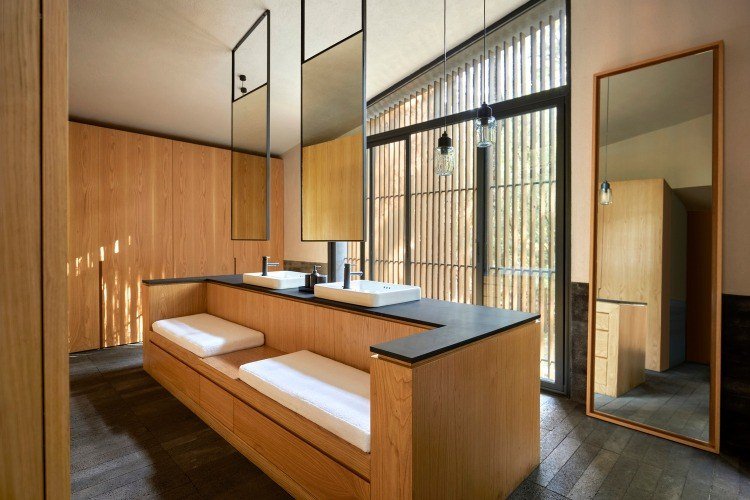 dobbelt håndvask og hængende spejle i moderne rum