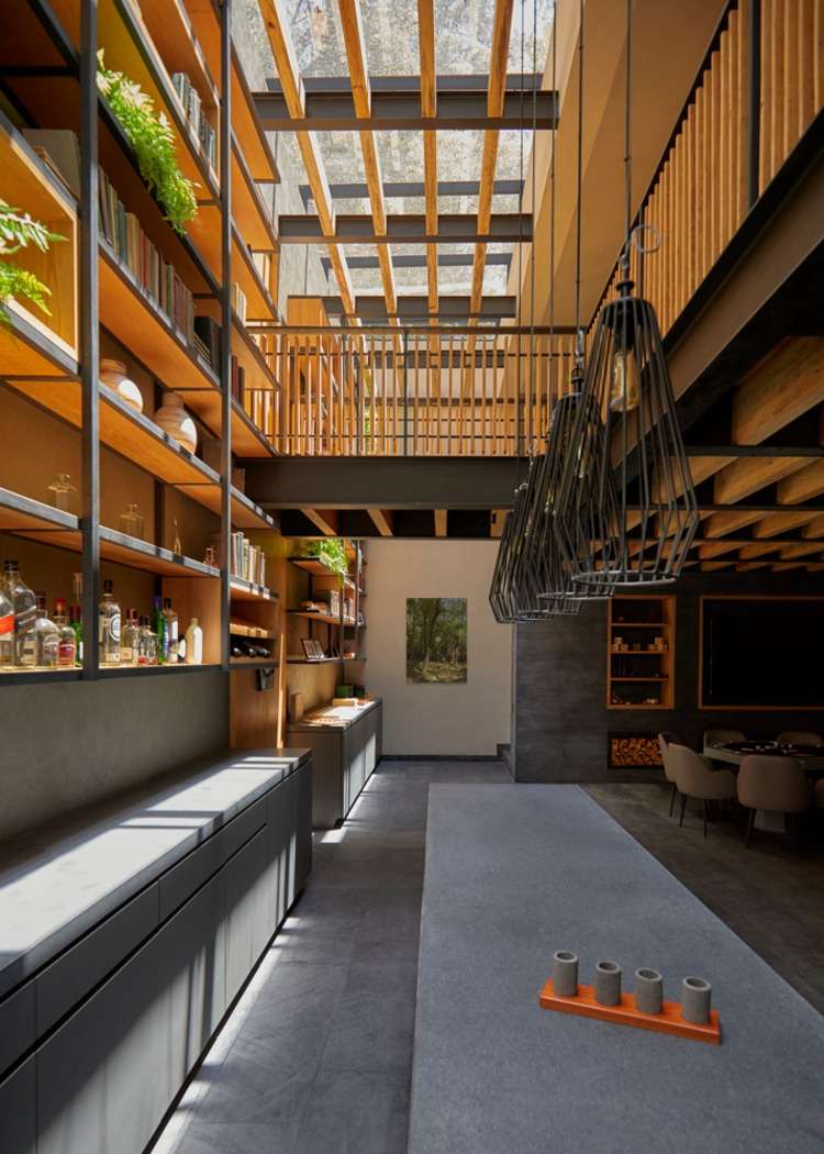 langt betonbord krydser et moderne designet værelse med hængelamper i industriel stil
