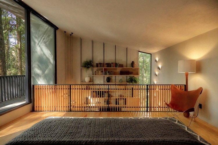 minimalistisk design på øverste etage i waldhütte med gennemskinnelige vinduer og balkon