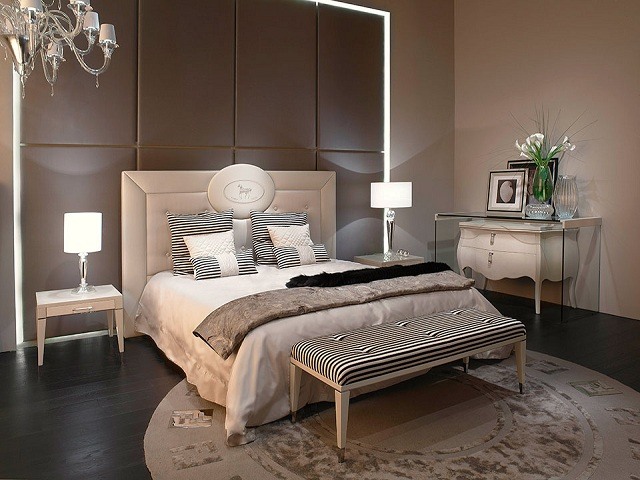 Klassisk indretning af det overdimensionerede sengegavl, beige sandfarve, chokoladebrun