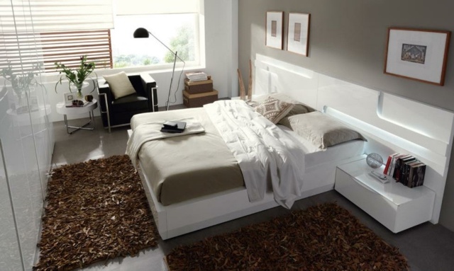 lille idé seng sengegavl grå væg