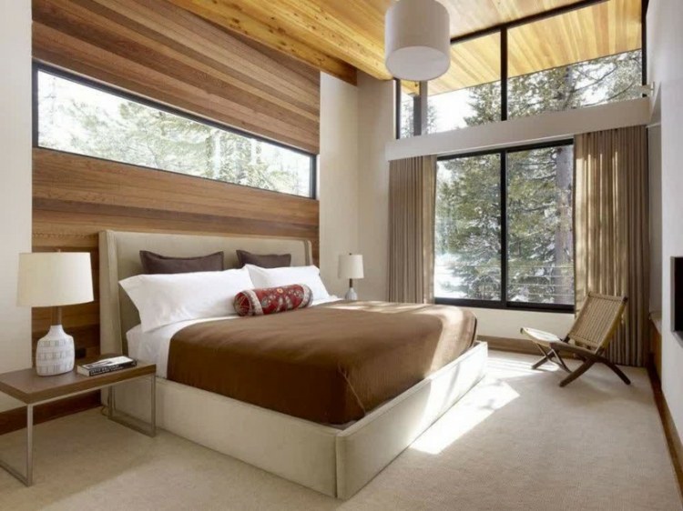 idé-soveværelse-hvid-træ-vægbeklædning-beige-polstret seng-brun-gardin-etnopuder