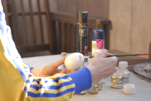 Idé til påskehåndværk, der pynter æg Påfør lim