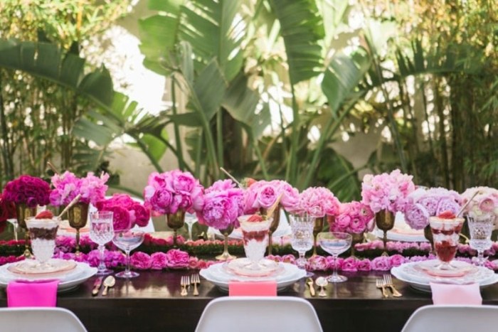bord-romantisk-arrangér-ideer-til-brudebrusebad-snit-blomst-dekoration